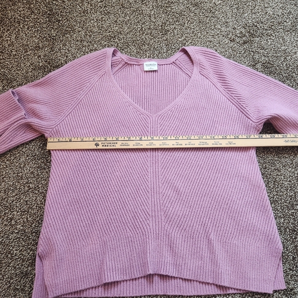 Abercrombie & Fitch Soft A&F Collection V-Neck Sweater Size Medium - Picture 4 of 5